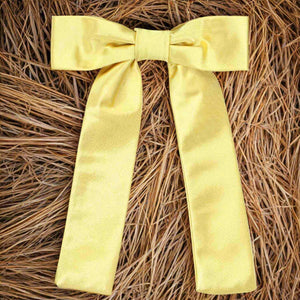 Butter yellow kentucky colonel tie in a pile of hay